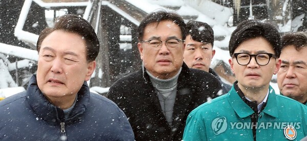 President Yoon Suk Yeol (L), alongside Han Dong-hoon (R), interim leader of the ruling People Power Party, visits the site of a fire at a traditional market in Seocheon, South Chungcheong Province, central South Korea, on Jan. 23, 2024. The fire, which occurred the previous day, burned down 227 shops, but there were no human casualties. (Yonhap)