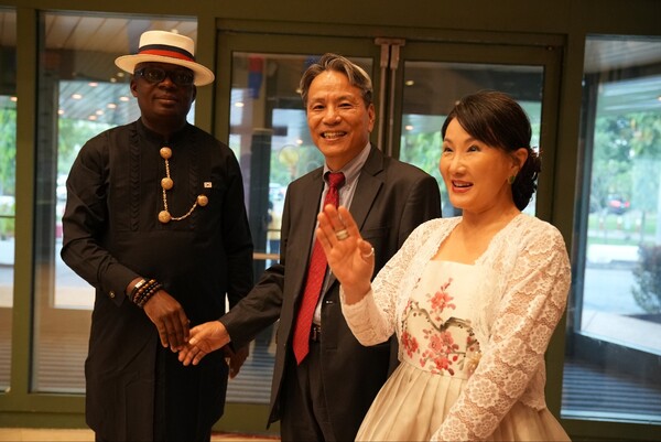   Korean ambassador Kim Young-chae and his spouse, Mr. Yucee, Nigerian correspondent, Korea Post (left)