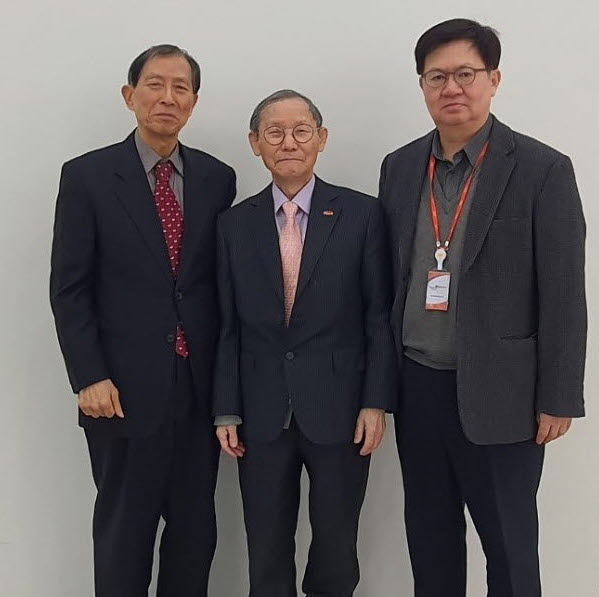 Secretary General Sockjoong Yoon of ICCK (right) poses with Publisher-Chairman Lee Kyung-sik of The Korea Post media (center) and Executive Vice Chairman Choe Nam-suk (left) at a meeting at the KOTRA Building in Seoul.