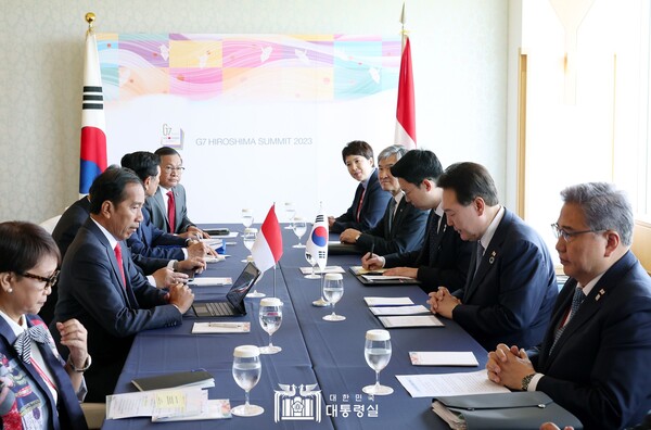 윤석열 대통령(우측에서 2번째)이 조코 위도도 인도네시아 대통령(좌측에서 2번째)과 한-인도네시아 정상회담을 진행하고 있다.
