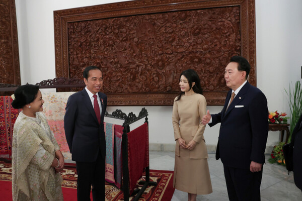 President Yun Suk-yeol (right) and First Lady Madam Kim Gun-hee (2nd from right), greet President and First Lady Joko Widodo of the Republic of Indonesia (2nd 1st from left) as they meet at the Presidential Palace of Indonesia in Jakarta on Sept. 8, 2023.