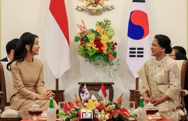 Presidential First Lady Kim Gun-hee of Korea (left) speaks with First Lady Iritna Widodo of Indonesia at the Indonesian Presidential Palace in Jakarta.