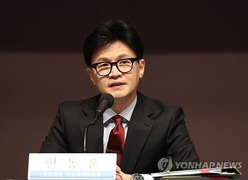 Han Dong-hoon, interim leader of the ruling People Power Party, speaks during a debate forum hosted by the Kwanhun Club, an association of senior journalists, at the Press Center in Seoul on Feb. 7, 2024. (Pool photo) (Yonhap)