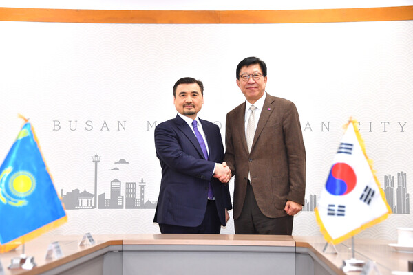       Visiting Kazakh ambassador to Korea, Nurgali Arystanov and Mayor of Busan city, Park Heong-joon   