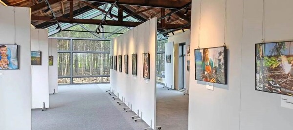 An exhibition is hosted in an art gallery in Xikou village, Mingshuihe township, Arxan of Hinggan League, north China's Inner Mongolia autonomous region. (Photo from the Academy of Arts and Design, Tsinghua University)