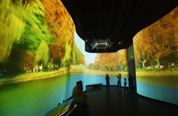 People visit an immersive experience hall at the West Lake Museum in Hangzhou, east China's Zhejiang province. (Photo by Long Wei/People's Daily Online)
