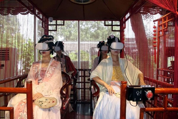 Tourists wear virtual reality headsets to experience the charm of the Humble Administrator's Garden in Suzhou, east China's Jiangsu province. (Photo by Wang Jiankang/People's Daily Online)