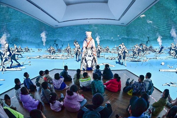 Students learn about cultural relics through digital technologies at the Qingzhou Museum in east China's Shandong province. (Photo by Wang Jilin/People's Daily Online)