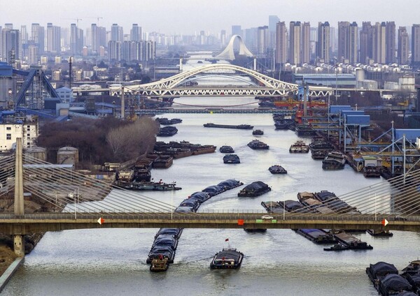 Vessels carrying production and living supplies shuttle back and forth on the Huai'an section of the Beijing-Hangzhou Grand Canal in east China's Jiangsu province, Feb. 13, 2024. (Photo by He Jinghua/People's Daily Online)