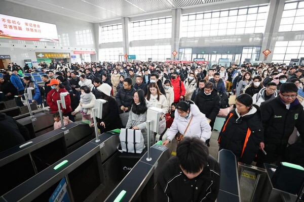 Passengers check in at a railway station in Lianyungang, east China's Jiangsu province, Feb. 15, 2024. (Photo by Si Wei/People's Daily Online)