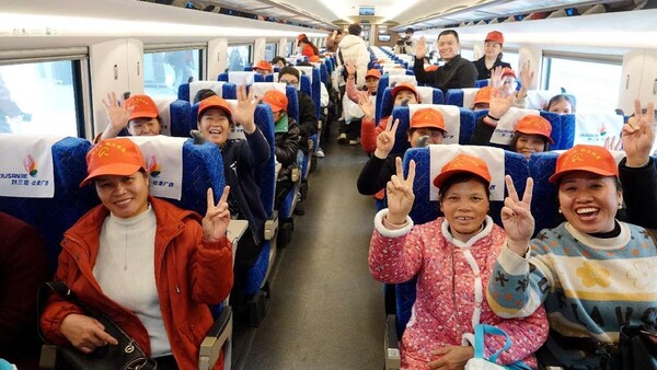 More than 600 migrant workers from Hechi, south China's Guangxi Zhuang autonomous region, take a free high-speed train to Nanning, capital of the autonomous region, returning to work after the Spring Festival holiday, Feb. 15. (Photo by Gao Dongfeng/People's Daily Online)