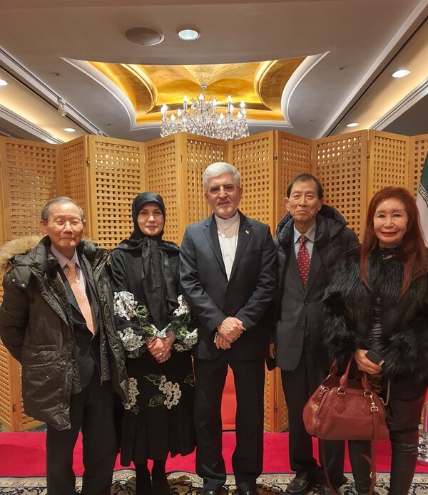 Ambassador Saeed Koozechi of the Islamic Republic of Iran in Seoul is flanked on the left by Publisher-Chairman Lee Kyung-sik of The Korea Post media (left) with his editorial-reportorial members, Vice Chairman Choe Nam-suk and Koran-language Editor Ms. Lindan Youn (4th and 5th from left, respectively).