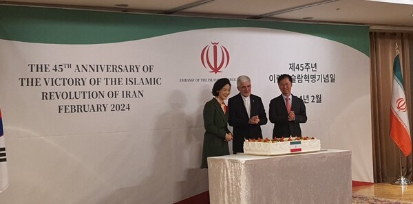 ​​Minister for Climate Change Mme. Kim, Ambassador Koozechi of Iran and Minister of Land, Infrastructure and Transport Won Hee-ryong (left to right) are readying to cut the celebration cake.