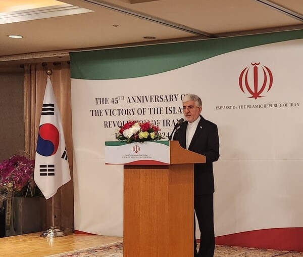 ​Ambassador Saeed Koozechi of the Islamic Republic of Iran in Seoul is making an imprssive speech to the gueasts.​