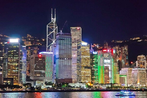 Photo shows a night view of Hong Kong's Victoria Harbor. (Photo by Wang Gang/People's Daily Online)