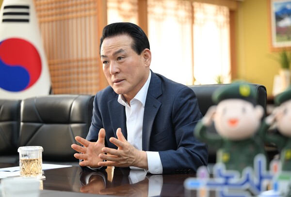 Mayor Baek Sung-hyun of the Nonsan City, speaking at an interview with President Kim Hyung-dae of The Korea Post media, emphatically stresses that Nonsan is becoming a ‘World City’ with many wondrous developments, including the continuous rising popularity of the juicy strawberries of Nonsan. The Korea Post media, established in 1985, publishes 3 English and 2 Korean-language news publications.