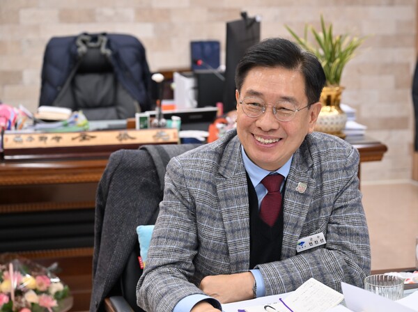              The mayor of Yangpyeong County, Jeon Jin-seon all smiles during the interview