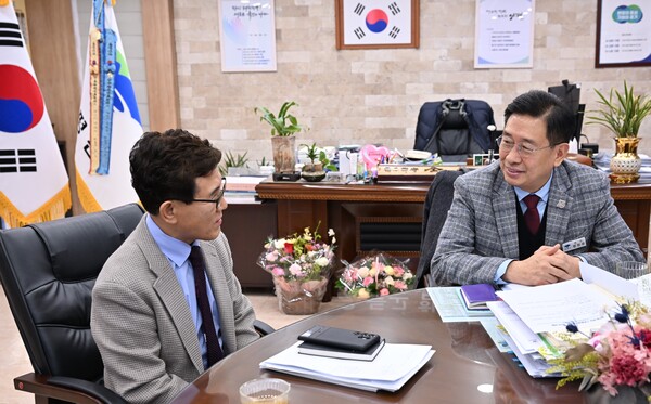                  Mayor, Jeon Jin-seon interviewed by Mr. Kim Hyung-dae, President of Koreapost 