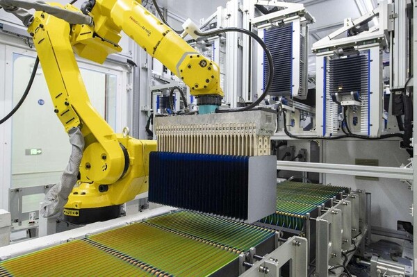 In a factory of DMEGC Solar in Hengdian, Jinhua, east China's Zhejiang province, an automated solar panel assembly machine operates on a 5G private network. (Photo by Hu Xiaofei/People's Daily Online)