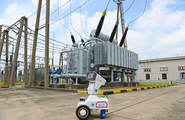 A 5G-enabled intelligent robot conducts routine inspection of electrical equipment at a 220kV substation in Dingyuan county, Chuzhou, east China's Anhui province. (Photo by Song Weixing/People's Daily Online)