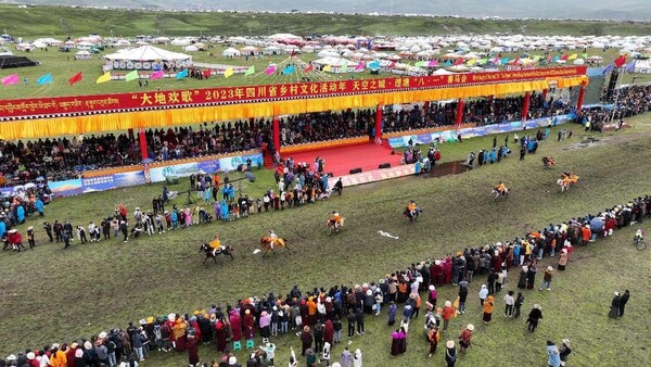 A horse racing event is held in Litang, Garze Tibetan autonomous prefecture, southwest China's Sichuan province, July 24, 2023. (Photo by Ye Qiangping/People's Daily Online)