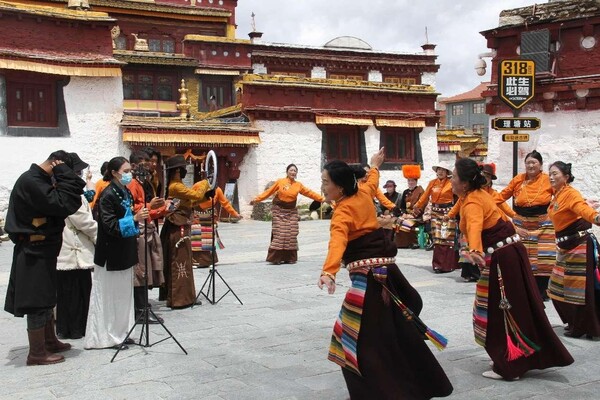 Folk dance is livestreamed by young streamers in Letong ancient town, Litang, Garze Tibetan autonomous prefecture, southwest China's Sichuan province. (Photo by Ye Qiangping/People's Daily Online)