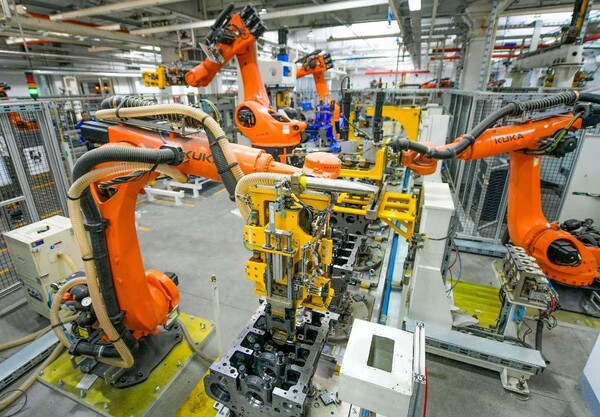 Diesel engines are assembled by robotic arms in a workshop of YTO Group Corporation in Luoyang, central China's Henan province. (Photo by Zhang Yixi/People's Daily Online)