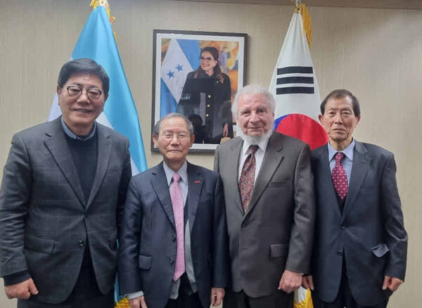 Ambassador Fasquelle of Honduras (3rd from left) poses with Publisher-Chairman Lee Kyung-sik of The Korea Post media (2nd from left) after an interview with the representatives of The Korea Post. Senior Vice Chairman Choe Nam-suk is seen at far right and Vice Chairman Song Na-ra at left.