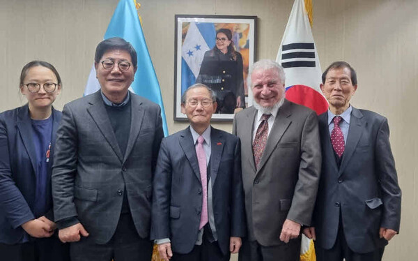 Ambassador Pastor Fasquelle of Honduras and Publisher-Chairman of The Korea Post (4th and 3rd from left) pose with Senior Vice Chairman Choe Nam-suk (right) and Vice Chairman Song Na-ra (2nd from left). At far left is Reporter Kim Soo-bin of The Korea Post media.