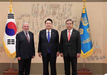 ​​President Yoon Suk Yeol is flanked on the left by Ambassador Rodolfo Pastor Fasquelle of Honduras and the then Minister of Foreign Affairs Park Jin.​​