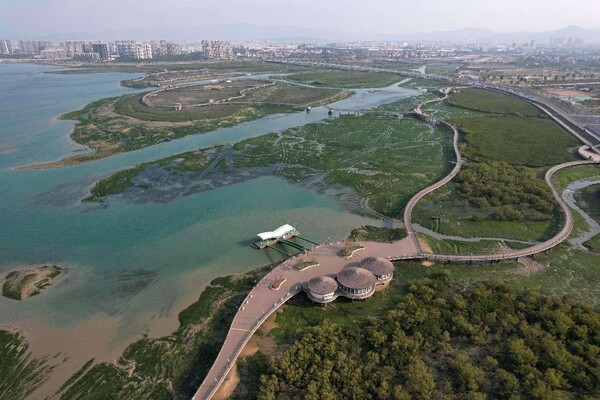 Photo shows a coastal wetland park in Xiamen, southeast China's Fujian province. (Photo by Zeng Demeng/People's Daily Online)