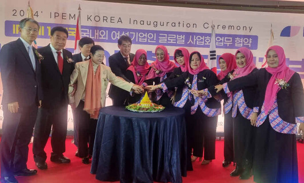 General Chairwoman Ingrid Kansil S. Sos of Ion of IPEMI , Nurwahidah Saleh (Secretary General) Chairwoman Kim Eun-soo of IPEMI Korea (7th and 8th from left, respectively) poses with Shinta Permata Sari ( President ofI IPEMI kOREA) , Yuri Marina ( Deputy Secretary - General ) next  Prilly Pricilla (Head of Creative Economy for Small, Medium Enterprises ) and Lilis Suryani ( Business Coordinator of Small , Medium campany) and Lee Kwang yeon ( Chairman of  Halal Certification Association Korea) posed with former Ambassador Cho Tae-young of Korea in Indonesia, National Assemblyman Kim Dong-joo, President Park Chang-soo of UN NGO FLML, 2nd-term Chairperson Shin Soo-yeon of Federation of Korea Women’s Business Association, Chairman Lee Kwang-Yeon of Pasifik Korea, and other participants in the meeting.