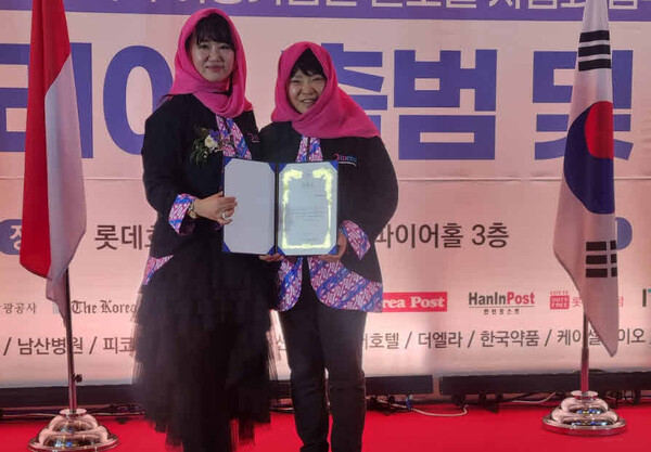 Chairwoman Kim Eun-soo of IPEMI Korea (left) poses with Jeju IPEMI Representative Lee Hwa-keum