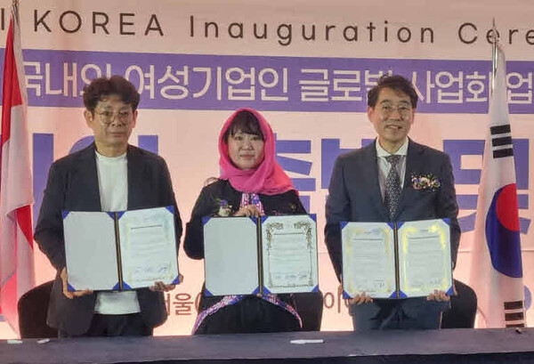 Chairwoman Kim Eun-soo of IPEMI Korea (center) poses with Chairman Ki Seo-Cheol and other representative of GLBEST and UNICELL PHARM.  and Lee Kwang yeon ( Chairman of  Halal Certification Association Korea)
