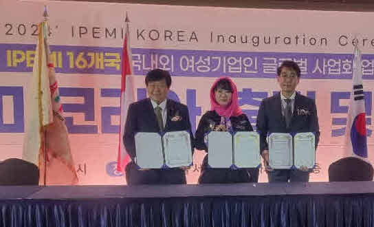​Chairwoman Kim Eun-soo of IPEMI Korea is flanked on the left by President Park Chang-soo of UN NGO FLML/UN NGO KLF.  and Lee Kwang yeon ( Chairman of  Halal Certification Association Korea)