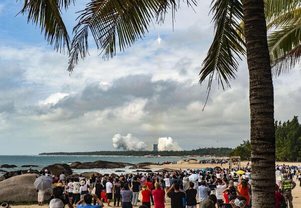 Tourists watch a rocket launch in Wenchang, south China's Hainan province. (Photo by Meng Zhongde/People's Daily Online)
