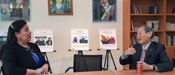 Ambassador Isabel Di Carlo Quero of Venezuela (left) listens to questions asked by Publisher-Chairman Lee Kyung-sik of The Korea Post media, publisher of 3 English and 2 Korean-language news publications since 1985.