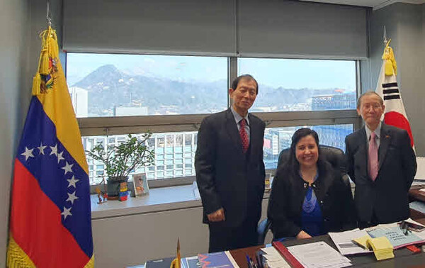 Ambassador Isabel Di Carlo Quero of Venezuela is flanked on the right by Publisher-Chairman Lee Kyung-sik of The Korea Post media and Senior Vice Chairman Choe Nam-suk.