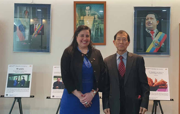 Ambassador Carlo Quero of Venezuela (left) poses with Senior Vice Chairman Choe Nam-suk of The Korea Post media who is also very well versed in music and musical instruments.