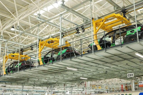 New energy vehicles are manufactured in an intelligent factory of Chinese automaker Seres in Shapingba district, southwest China's Chongqing municipality. (Photo by Sun Kaifang/People's Daily Online)