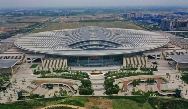 Photo shows the Xiong'an Railway Station. (Photo by Yang Baosen/People's Daily Online)