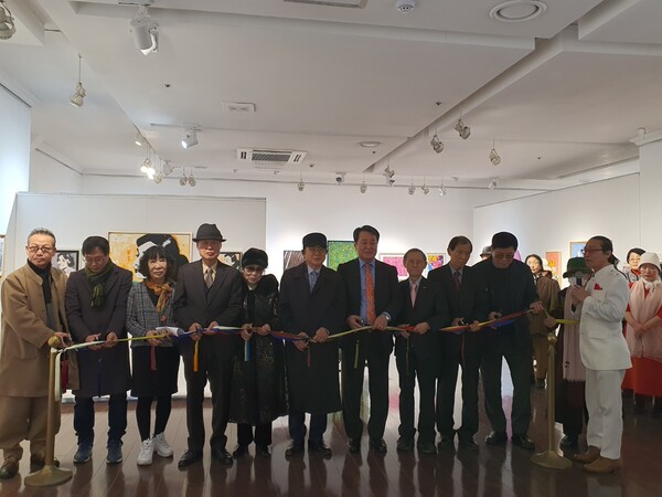  Artists at the tape-cutting ceremony. Artist Zion Khan is seen at far right and Publisher-Chairman Lee Kyung-sik of The Korea Post media at 8th from left.