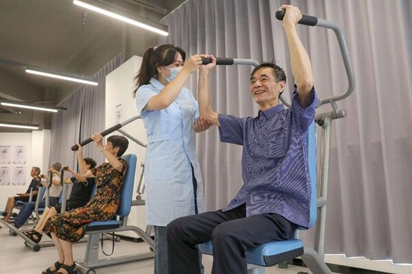 Senior citizens use fitness equipment tailored for the elderly in Ningbo, east China's Zhejiang province. (Photo by Zhang Haohua/People's Daily Online)
