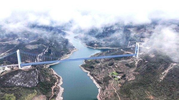 Photo shows the Kaizhou Lake grand bridge spanning the Luowang River in Kaiyang county, Guiyang, southwest China's Guizhou province. (Photo by Chai Gengli/People's Daily Online)