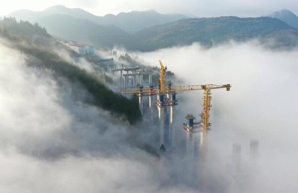 Photo taken on Jan. 31, 2024 shows the Nanming River grand bridge under construction in Guiyang, southwest China's Guizhou province. (Photo by Qiao Qiming/People's Daily Online)