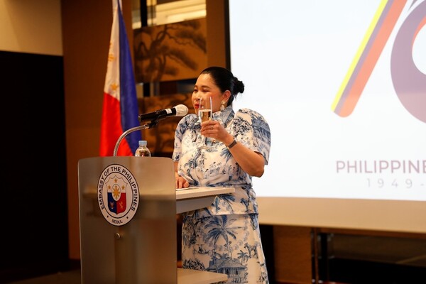 Ambassador Theresa Dizon-De Vega of the Republic of Philippine offers a toast at a reception she hosted in celebration of in celebration of the 75th anniversary of diplomatic relations between the Republic of Korea and the Republic of the Philippines