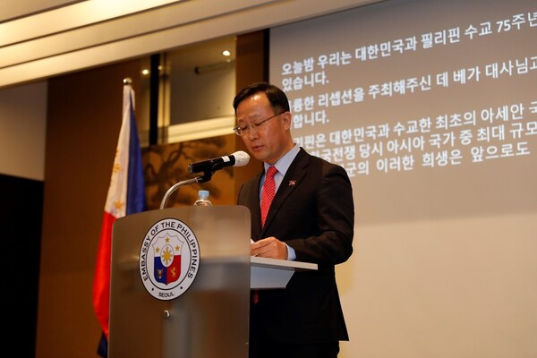 Director General Kim Dongbae of the Ministry of Foreign Affairs Republic of Korea speaks to the guests