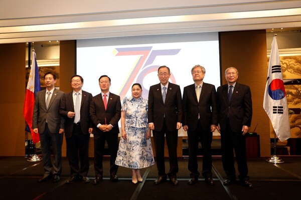 Ambassador Theresa Dizon-De Vega of the Philippines and former U.N. Secretary General  Ban Ki-moon (4th and 5th from left, respectively) pose with prominent Korean guests at the reception.