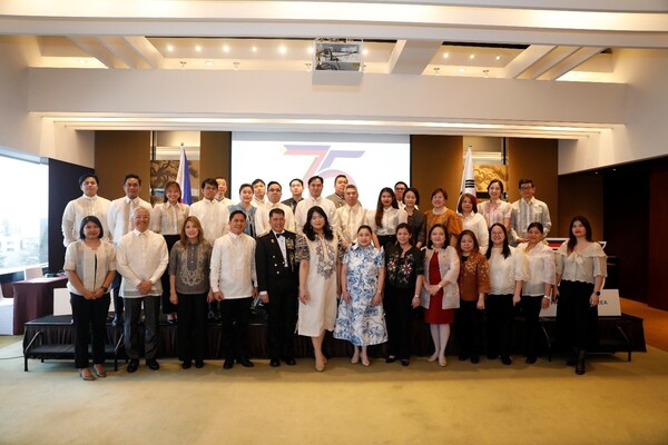 Ambassador Theresa Dizon-De Vega of the Philippines (7th from left) poses with the technical and administrative personnel of the Philippine Embassy in Seoul.