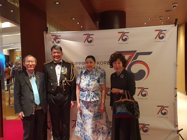 Ambassador Theresa Dizon-De Vega and Military Attaché Don-Demblonuevo of the Philippine Embassy in Seoul (3rd and 2nd from right, respectively) pose with Publisher-Chairman Lee Kyung-sik of The Korea Post media (left) and Vice Chairperson Joy Cho (right)